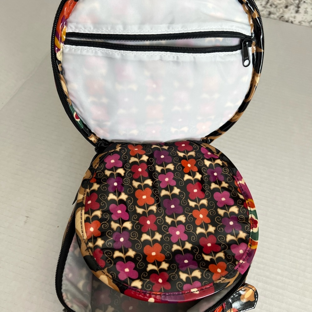 Vera Bradley cosmetic bag🍒 - Picture 5 of 5